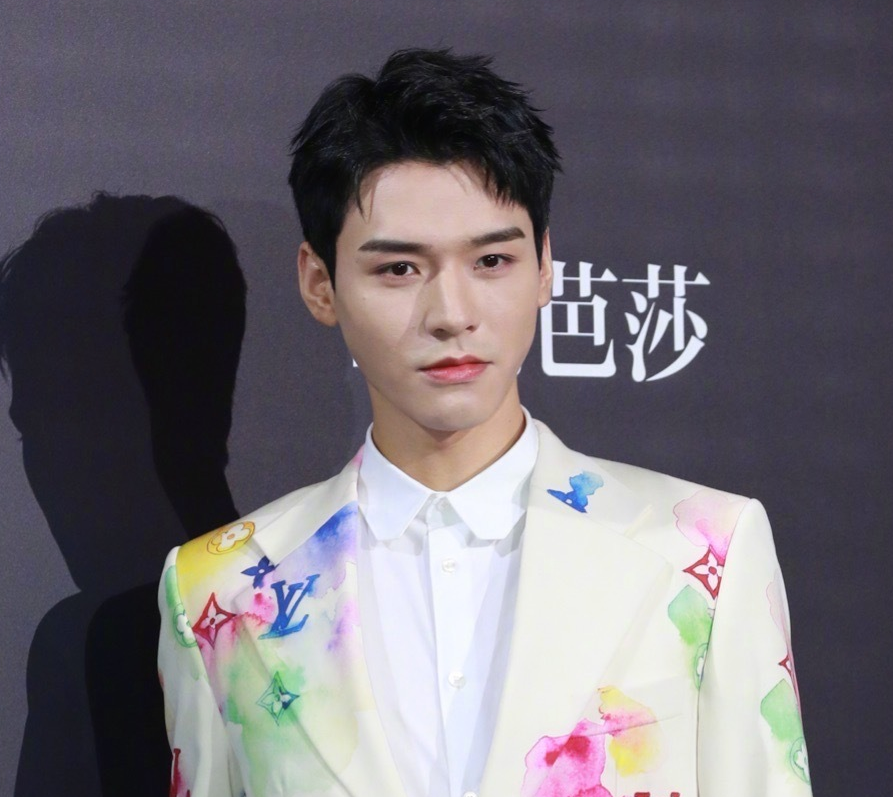 时尚芭莎男星生图:龚俊如同自带精修,而这位差点认不出来