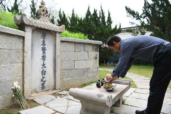 3月31日,谷常新在李白墓前祭拜.