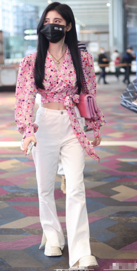 鞠婧祎和虞书欣撞衫,穿同款粉色碎花翻领衬衣,太瘦也不能赢