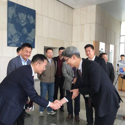 韩国人的问候方式是鞠躬而不是握手 拥抱或亲吻,鞠躬是问好感谢和