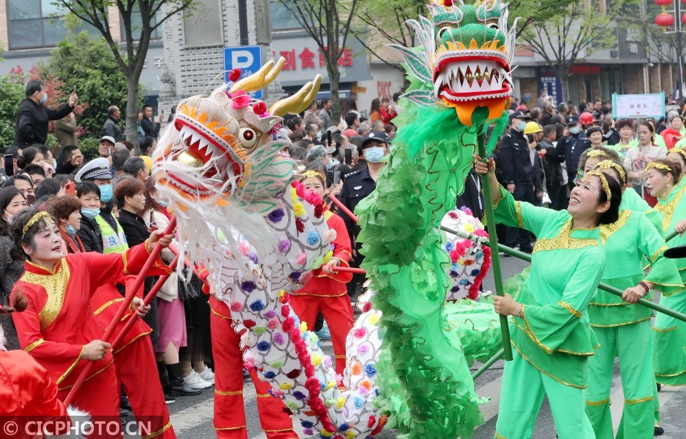 2021年4月2日,第二十三届蚕花庙会在浙江省湖州市德清县新市古镇举行.