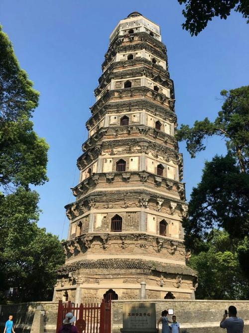 古城苏州的象征,被誉为吴中第一名胜,虎丘塔