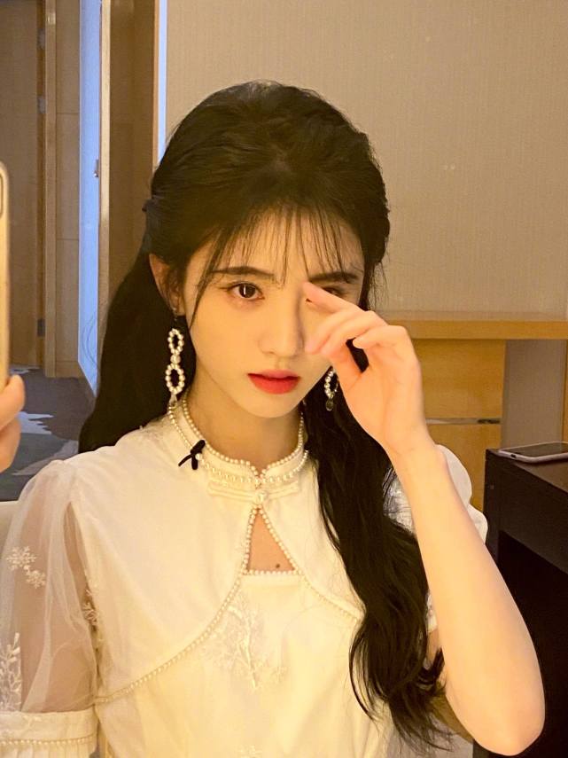 鞠婧祎无刘海造型又被扒,不仅撞脸张哲瀚,简直像是换