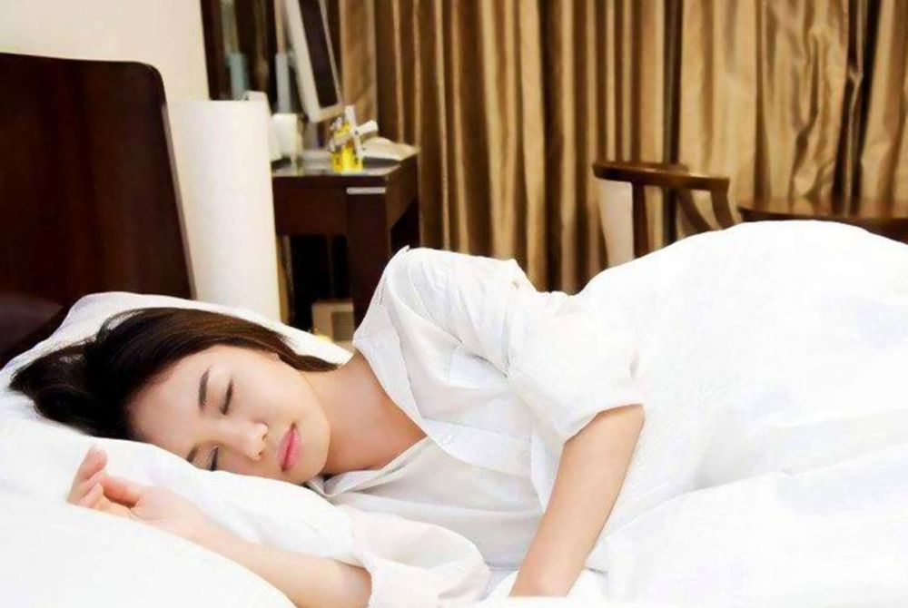 女人什么睡姿才是最好这样睡觉不仅美容养颜还能预防妇科疾病