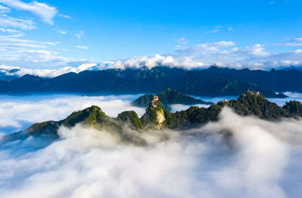 仙气飘飘的南五台山也是登高首选之一,景观标奇耸峻,千姿百态,风景美