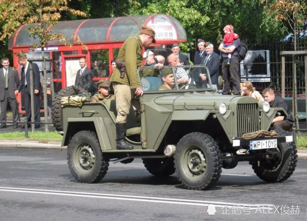 gaz67(嘎斯67)在侧面看起来还是和威利斯吉普有不小的相似度,全车重1.