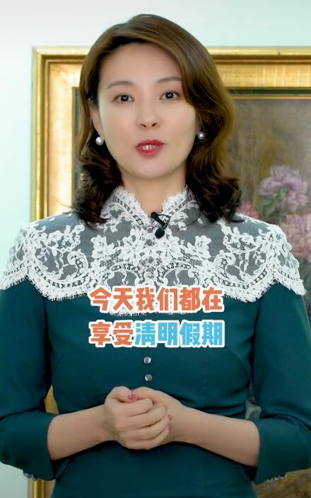 央视主持刘芳菲不上班真可惜,穿改良旗袍美出东方韵味