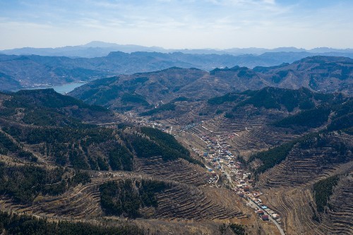 探寻大山深处的济南金刚纂村,盘山公路蜿蜒曲折,村里有两棵古树_腾讯