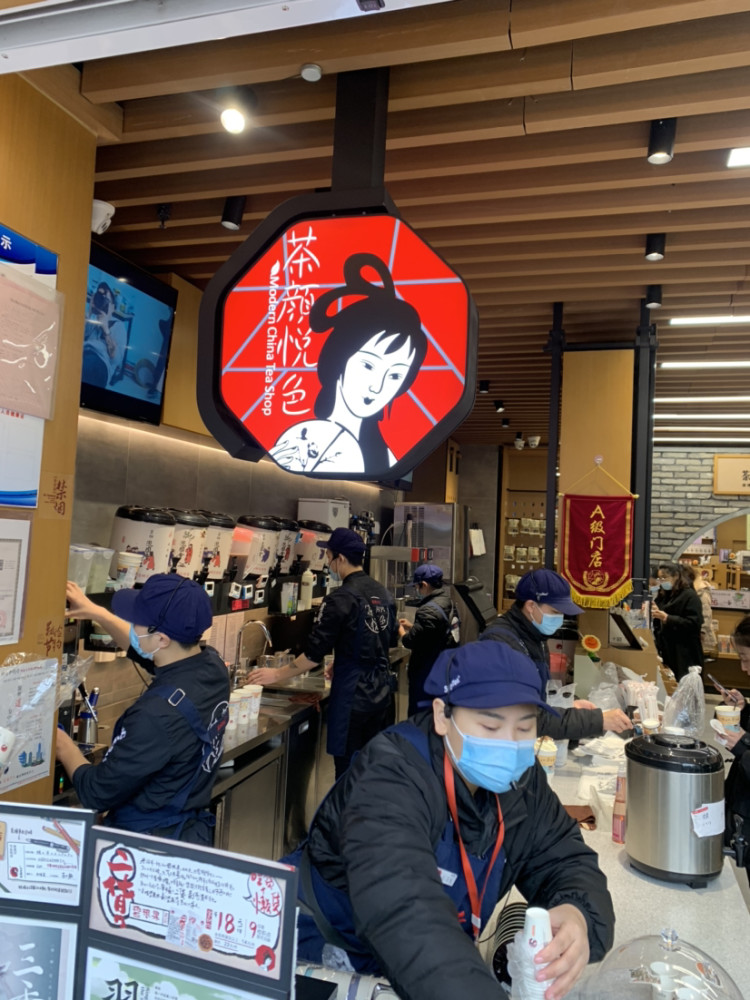 喝奶茶排队3万人200元一杯茶颜悦色深圳新店再次引发追捧热潮