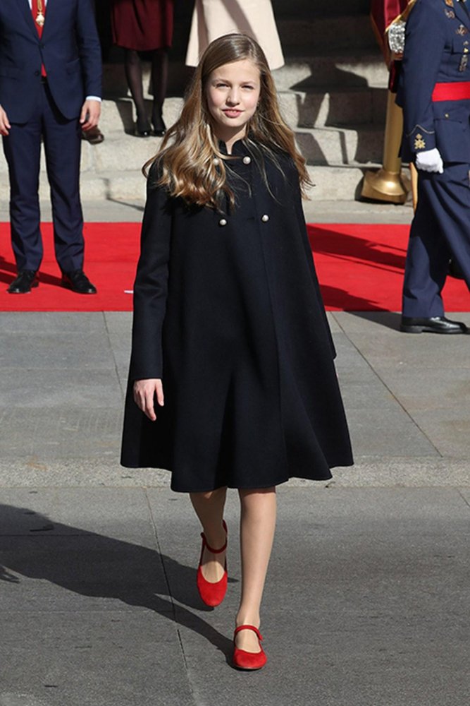 真正的贵族穿衣都简约,看西班牙公主莱昂诺尔就知道,大气又高级