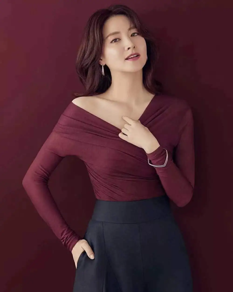 李英爱不愧是韩国气质女神,穿黑色斗篷连衣裙,满屏的高级感