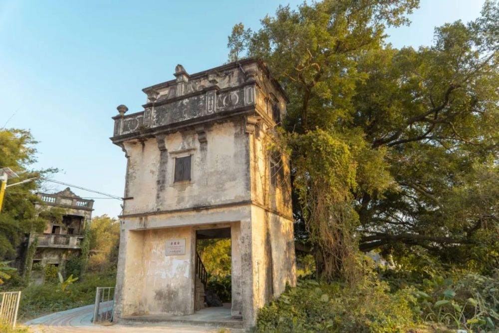 请跟我一起踏上这场穿越百年的时空之旅荣桂坊的故事,是一部开平侨乡