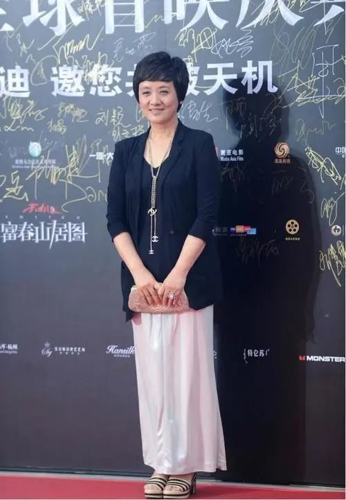62岁邓婕刘莉莉真会穿,连衣裙搭围巾优雅温柔,妈妈们照穿很美