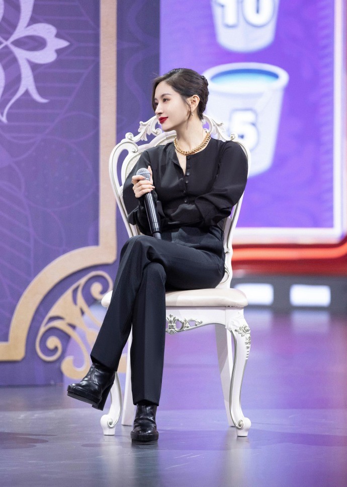 王子文恋爱后更会打扮,穿高腰西装裤做客王牌,159也穿
