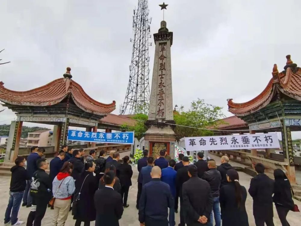 蓬溪县蓬南镇组织开展清明节祭扫烈士陵园活动