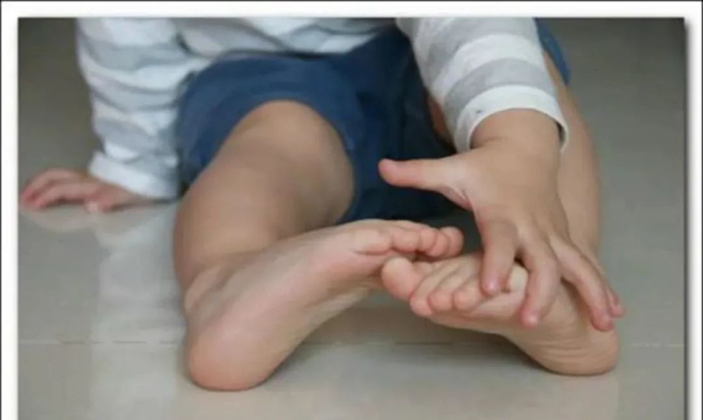 孩子为何喜欢当"赤脚大仙"?别急着阻拦,光脚的好处你有所不知