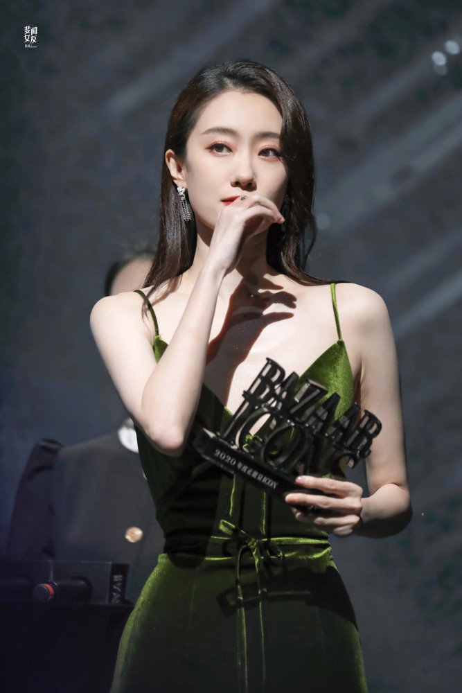 张小斐和刘诗诗壁纸|红气养人
