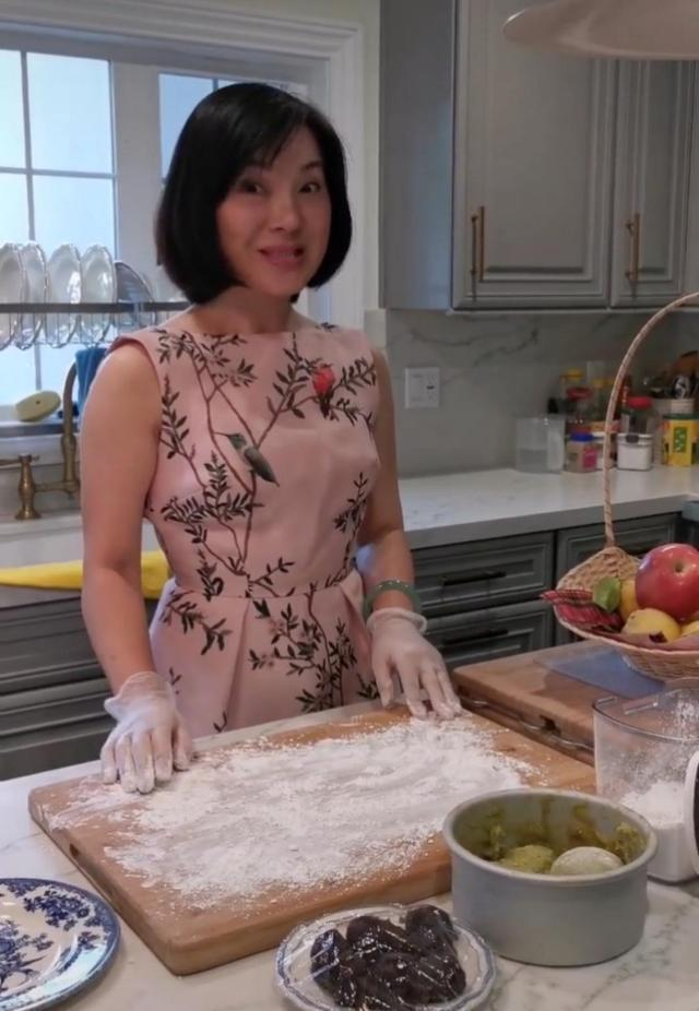 53岁歌手陈红曝近况!化精致浓妆刘海像假发,手戴玉镯优雅富贵