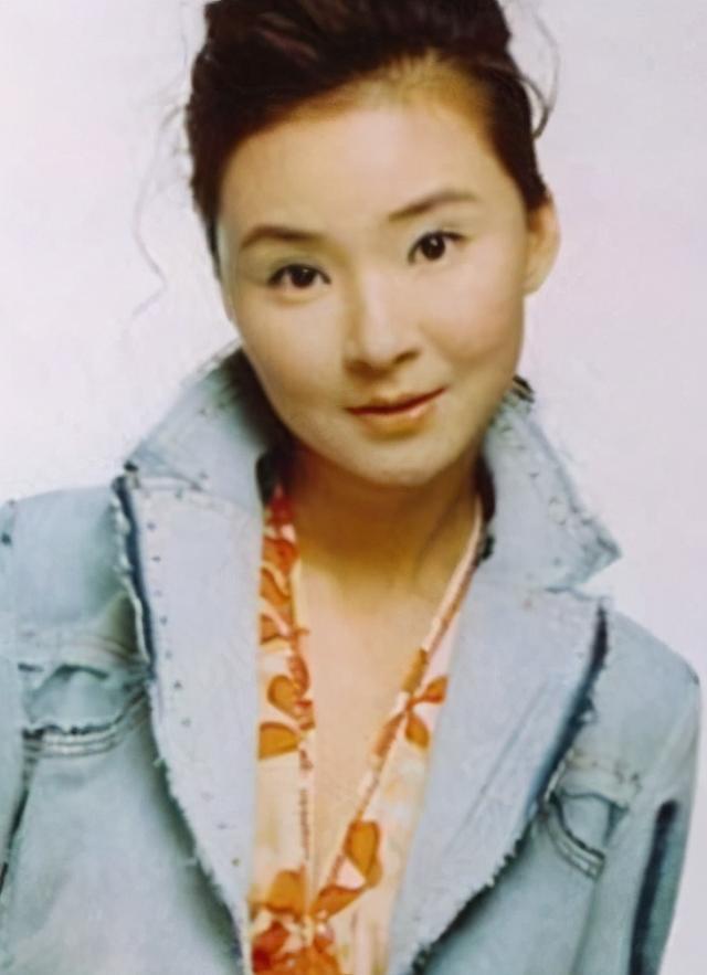婚后,钱琳琳放弃自己主持人工作,全心全意做