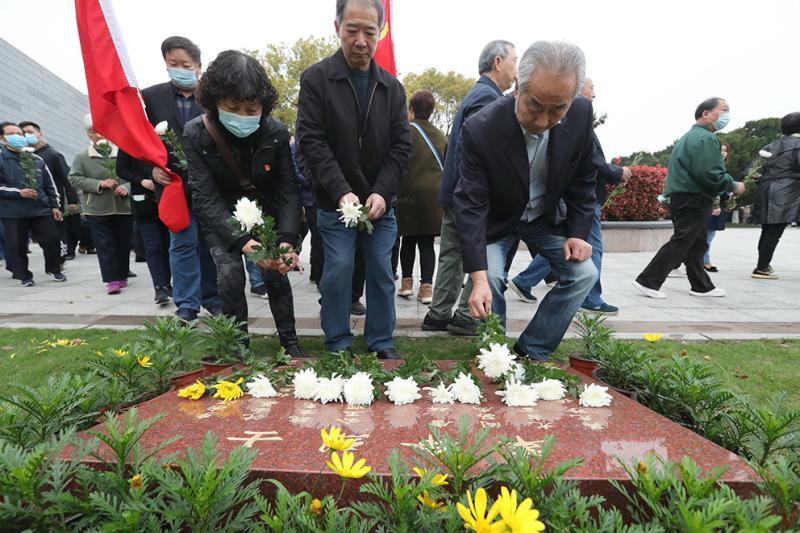 "缅怀革命先烈 致敬百年征程—清明祭扫活动在上海解放纪念馆举行