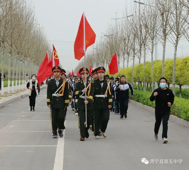 肃宁500多名师生徒步20里来扫墓