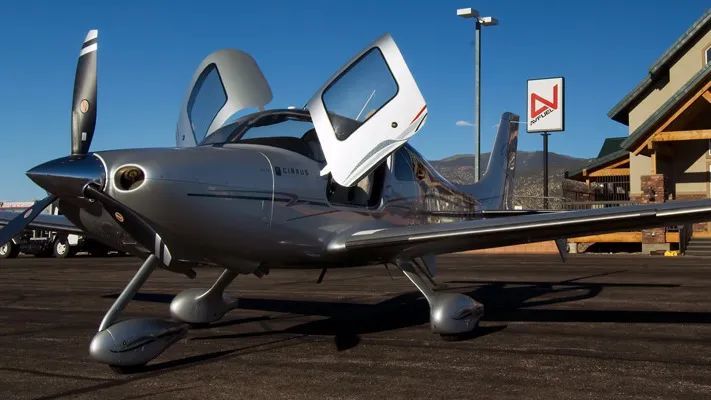 世界上最好的小型单引擎私人飞机西锐cirrussr22