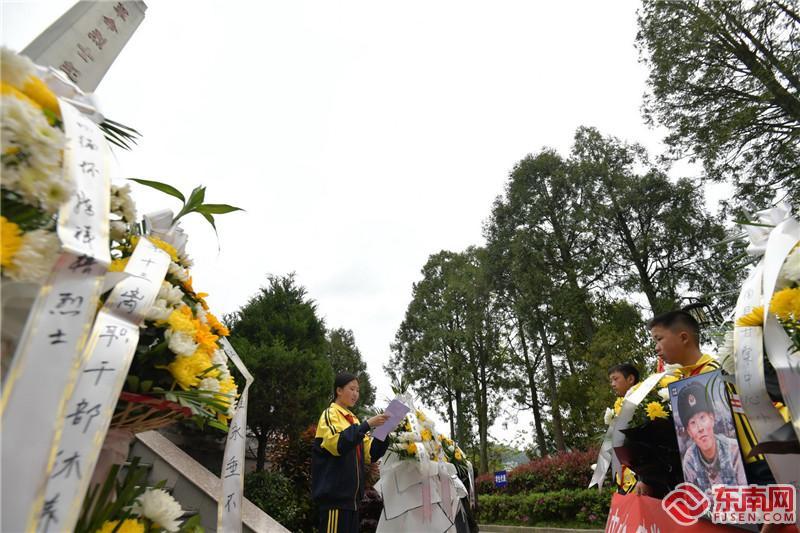 一日下午,屏南县甘棠中心小学组织该校少先队员来到屏南县烈士陵园