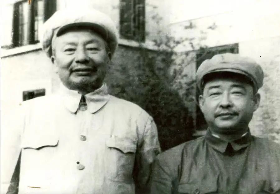 △1951年,王维舟院长和夏康农副院长合影△王维舟和各族学员在一