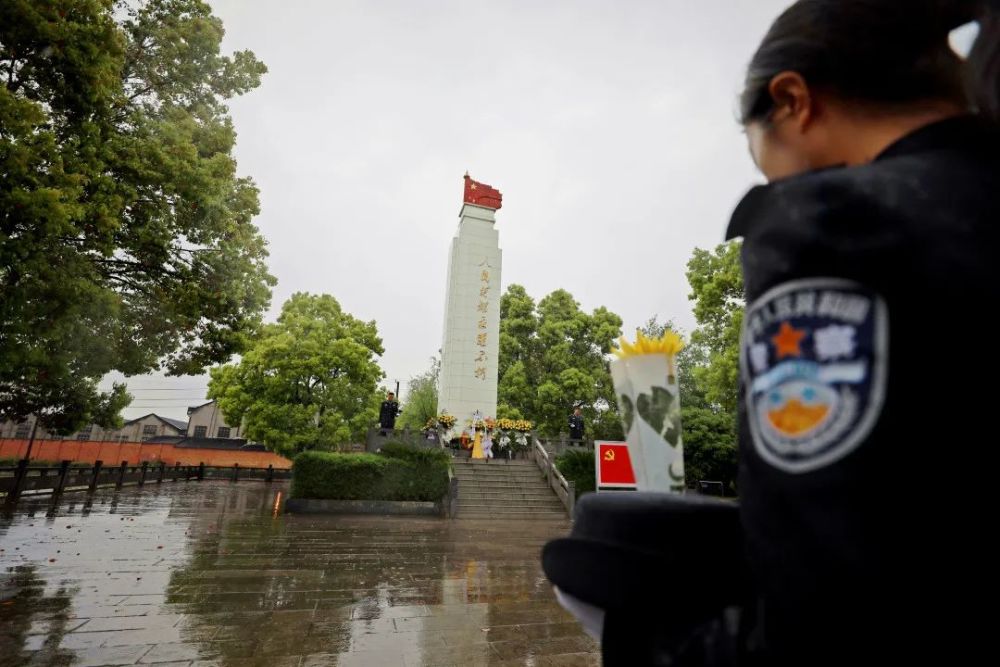 公安局党组书记,政委潘传坤整理挽联清明时节雨纷纷,缅怀先烈寄哀思