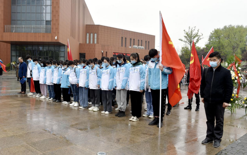 阜阳市插花中学清明祭英烈