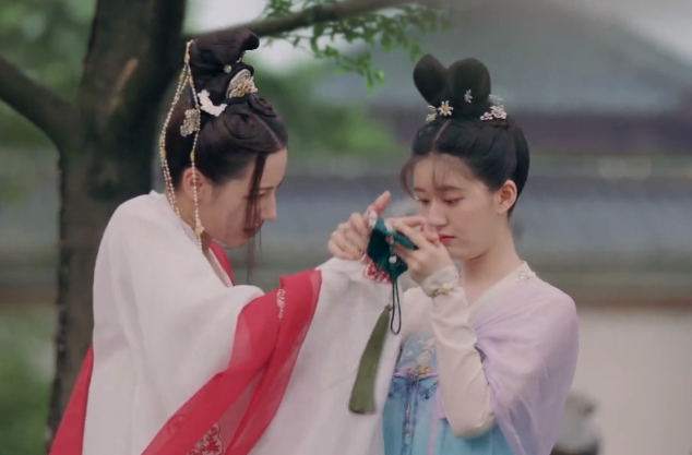 热巴入戏太深,《长歌行》杀青都一年了,还将赵露思认成是李乐嫣