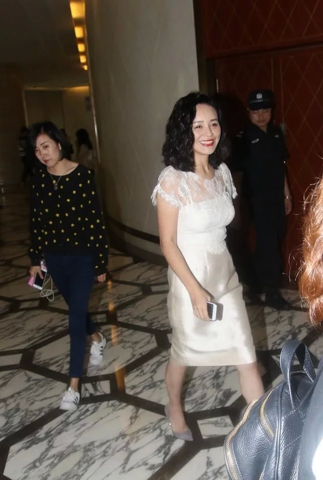 王琳身材太丰满,穿连体泳衣暴露"沙漏"身材,连林志玲都被秒杀