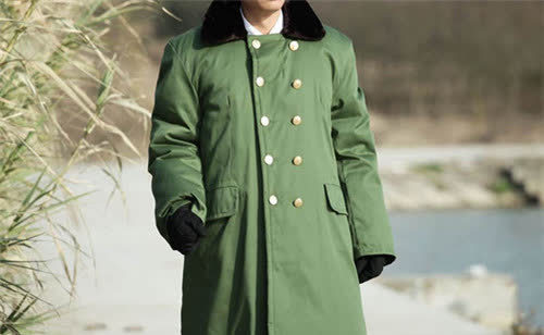 拥有百年历史的"军大衣",曾受人喜爱防寒保暖,为何被淘汰了?