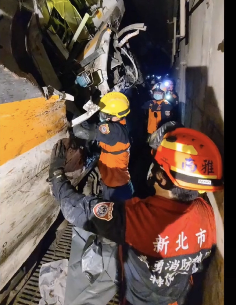 台铁太鲁阁号列车脱轨新婚司机当场死亡