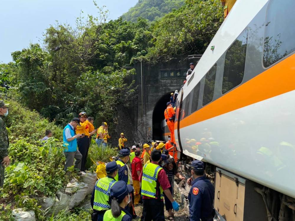 如果台铁太鲁阁号事故发生在大陆 救援可能会是这样