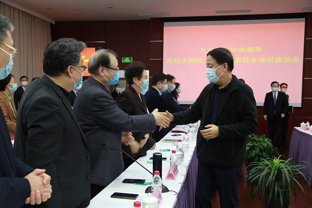 武维华看望中科院上海分院社员