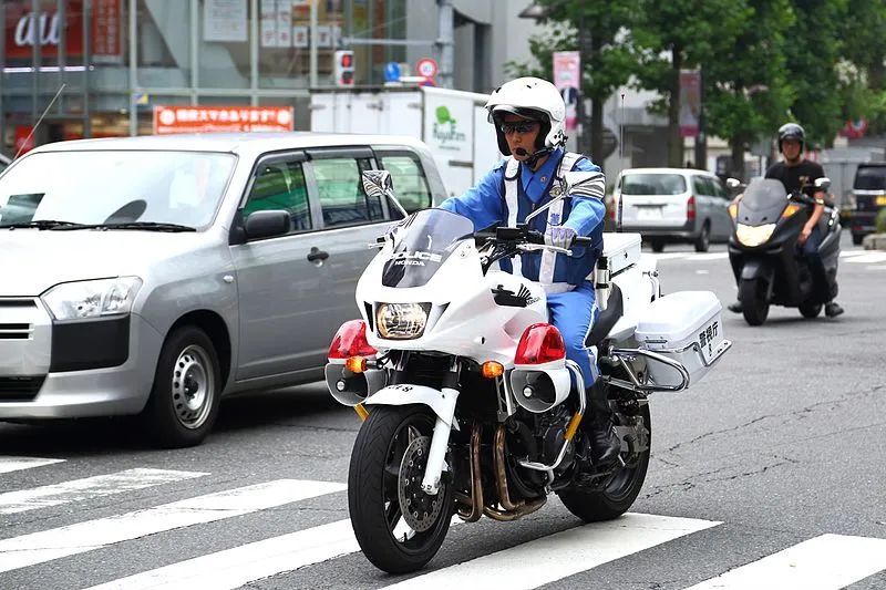 vfr 800之外,日本警察还会使用排量更大的本田cb1300来作为巡逻警车.