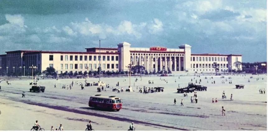 1958年9月,作为国庆十周年献礼的"十大建筑"相继开工,数十万建筑者