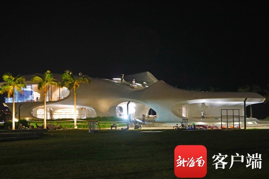 海口湾3号驿站云洞图书馆亮灯调试近期将投入使用