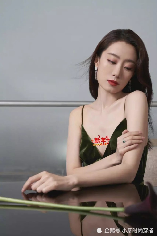 张小斐真漂亮,身穿墨绿色吊带裙,展现出迷人的身材