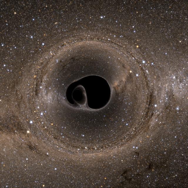 黑洞是什么形状?如果从不同的方向看,黑洞会是一个样吗?