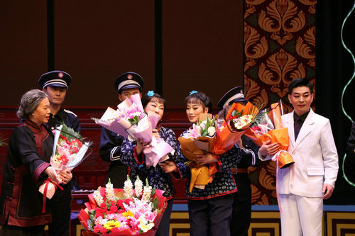 张秀云演出结束时,众多粉丝登台献花.