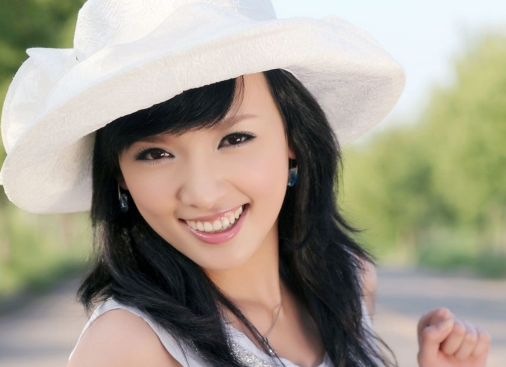 她被赵本山看中一夜成名,结婚生子老公成谜,如今33岁美成这样