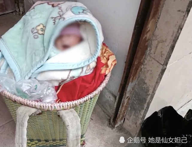贵州一名婴儿被丢弃在路边,路人发现时孩子正在