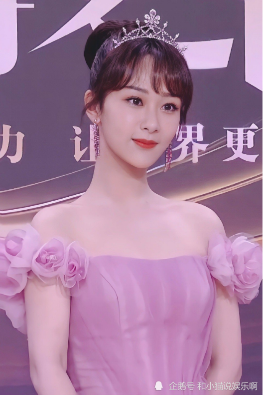 杨紫出席时尚芭莎,状态完美,化身甜心小公主