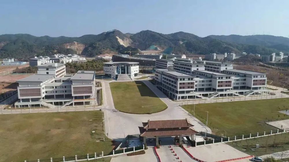 广东技术师范大学河源校区在支持完善办学条件的同时,深河两地教育