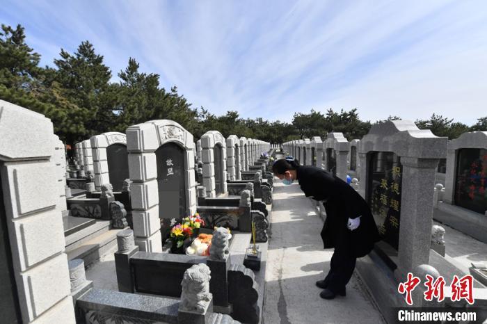 张瑶 摄 4月3日,在长春九龙源社会公墓,刘利芳在为客户进行"代客祭扫