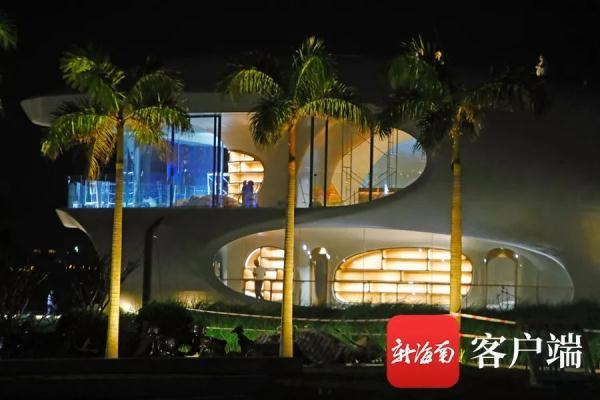 海口湾3号驿站云洞图书馆开始亮灯调试 近期将投入使用