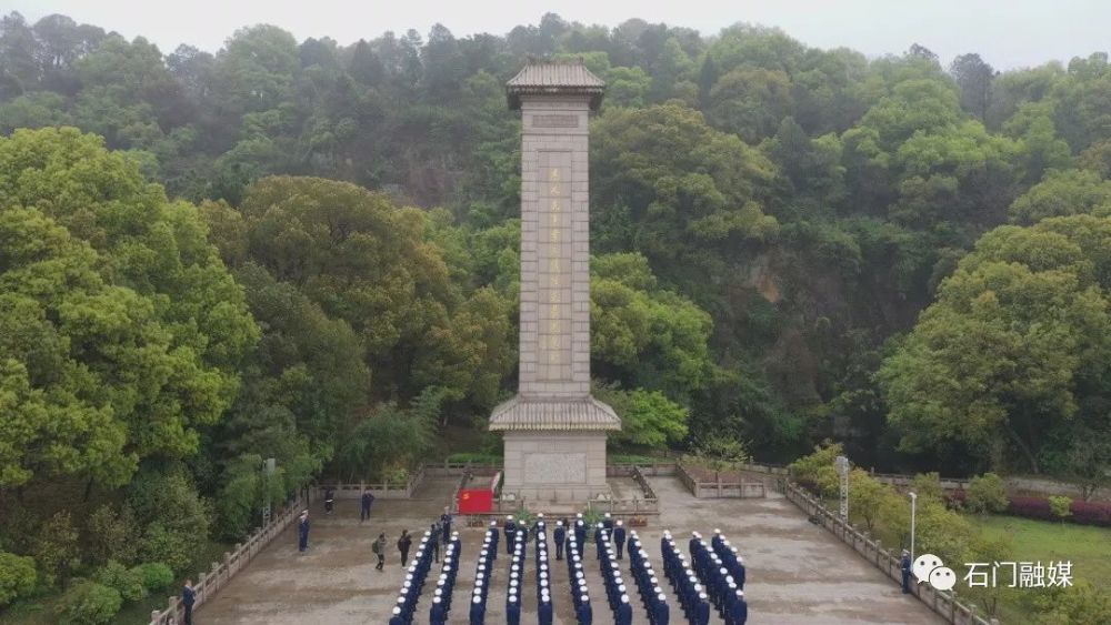 分别到当地的烈士陵园,共同纪念一位曾经舍己救人的消防烈士