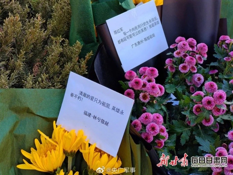 陈红军烈士墓前孩子第一次见到了爸爸